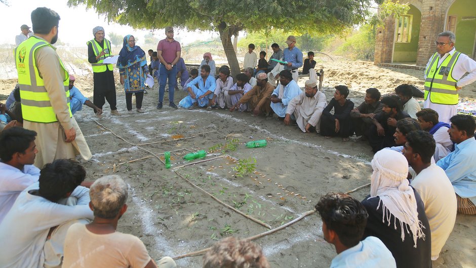 Gemeindebasierte Planung und Erarbeitung von Katastropenschutz und die Erhebung der Bedarfe des Dorfes. (Foto: medico)